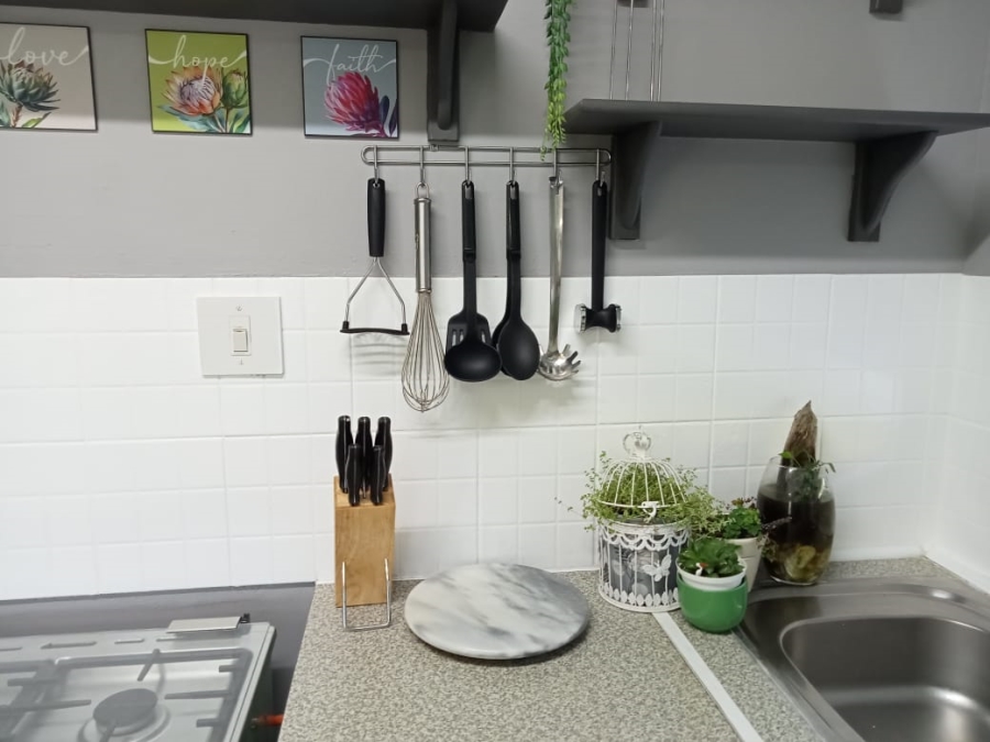 To Let 2 Bedroom Property for Rent in Heatherlands Western Cape